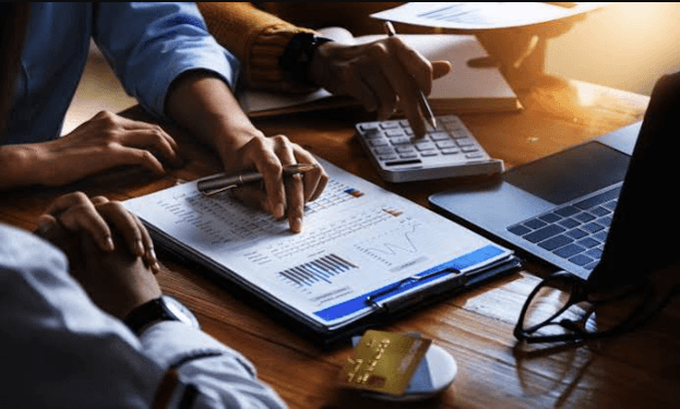 How Businesses Implement FinOps Practices